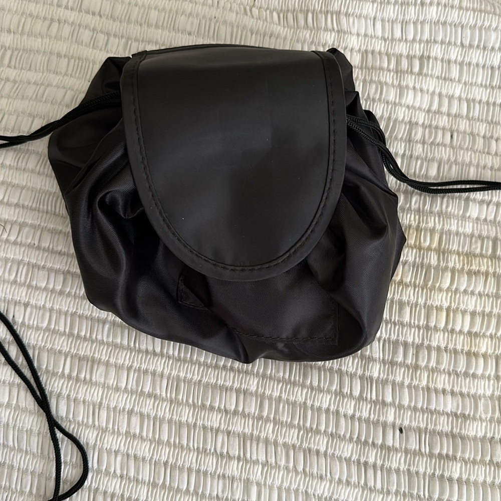 Black make up bag. Easy pick up - Picture 4 of 4